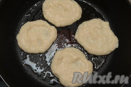 Сковороду разогреть с достаточным количеством растительного масла, выкладывать по 1 столовой ложке теста из цветной капусты и сыра, формируя округлые оладьи. Сковорода должна быть хорошего качества, так как оладушки очень нежные.