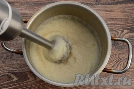 Прямо в кастрюле пюрировать цветную капусту при помощи погружного блендера до получения однородного пюре.