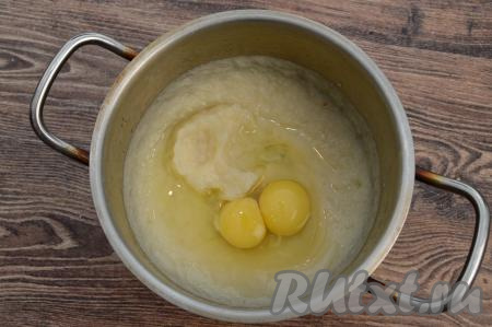 К получившемуся пюре из цветной капусты добавить сырые яйца и ещё раз хорошо пробить блендером.