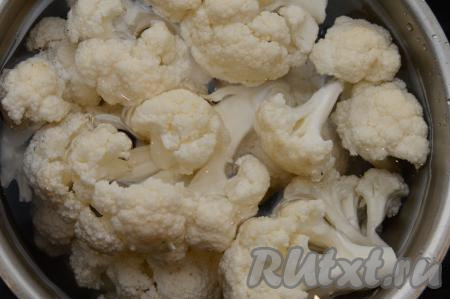 Выложить соцветия капусты в кастрюлю, залить полностью водой и поставить на сильный огонь.