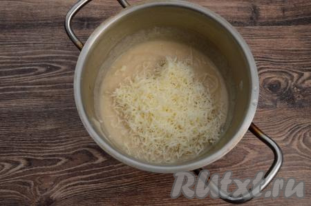 Твёрдый сыр натереть на мелкой тёрке, добавить в пюре из цветной капусты и яиц, перемешать лопаткой (или столовой ложкой) до однородности.