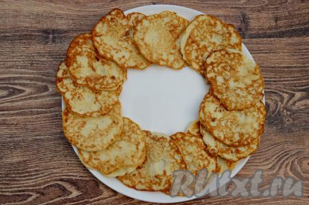 Готовые оладьи выкладывать со сковороды на бумажное полотенце, чтобы убрать излишки масла. Периодически перемешивая тесто из цветной капусты и сыра, постепенно пожарить все оладушки (у меня получились 21 штука).