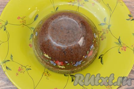 Перевернуть форму с брауни на плоскую тарелку, аккуратно вынуть десерт из формы.