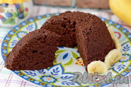 А вот как банановый брауни, приготовленный в микроволновке, выглядит в разрезе. Эта нежная, вкусная, мягкая выпечка просто тает во рту, а готовится и просто, и очень быстро.