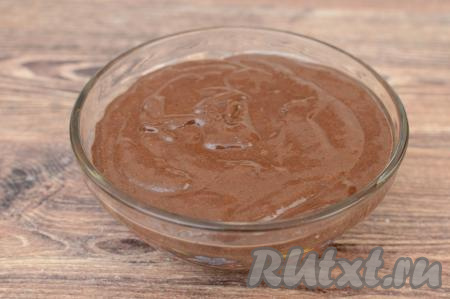 Пиалу или кружку хорошо смазать изнутри растительным маслом, затем вылить шоколадное тесто. Не забывайте, что для приготовления в микроволновке не подходит посуда с блестящими и металлическими частями. Для приготовления бананового брауни я использовала пиалу диаметром 12 сантиметров.