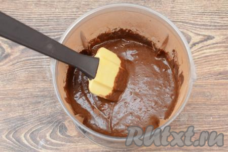 Итоговое тесто для бананового брауни должно напоминать по консистенции сметану средней густоты.