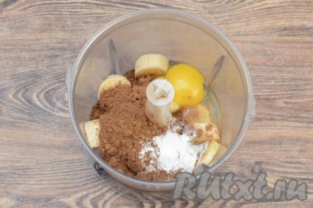 В эту же чашу добавить какао и разрыхлитель. Пробить измельчителем массу до однородности. Если у вас нет измельчителя, тогда можно довести массу до однородности погружным блендером или вручную. Если тесто замешивать руками, тогда сначала нужно вилкой растереть банан до получения пюре, а после этого добавить остальные ингредиенты и перемешать лопаткой до однородности.