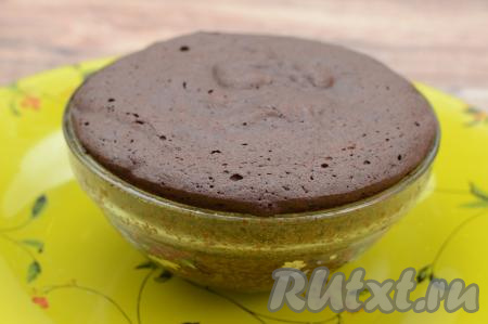 Готовый банановый брауни достать из микроволновки. Верх десерта не должен быть липким.