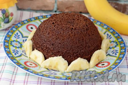При подаче брауни можно украсить полукружочками банана. Этот воздушный брауни хорош на вкус и тёплым, и полностью остывшим.