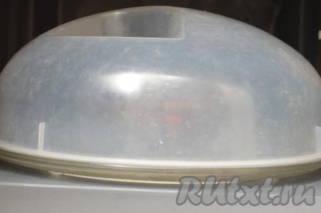 Поставить посуду с банановым брауни в микроволновку, сверху накрыть специальной крышкой для микроволновки. Выставить время выпечки в зависимости от мощности микроволновки. В микроволновке мощностью 750 Ватт нужно выставить время 3 минуты 20 секунд, а для 900 Ватт - 2 минуты 50 секунд. Если будете делать двойную порцию брауни, тогда время выпечки нужно увеличить.