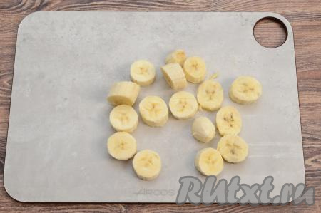 Банан очистить и взвесить. Вес очищенного банана у меня составил 120 грамм. Можно положить чуть больше или чуть меньше банана, но тогда какао в дальнейшем нужно будет добавлять в тесто постепенно, регулируя густоту теста для брауни.