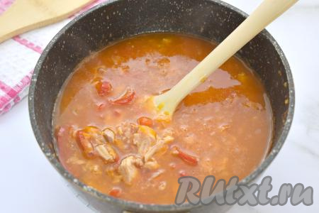 Вливаем 150-200 миллилитров воды, перемешиваем гуляш из тушёнки с подливкой. При добавлении 150 миллилитров воды гуляш будет достаточно густым, если хотите, чтобы он был более жидким, тогда влейте 200 миллилитров воды.