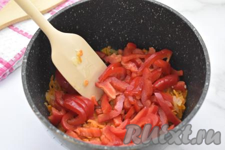 К обжаренным овощам добавляем болгарский перец, нарезанный на полоски, перемешиваем, жарим 3-4 минуты, иногда перемешивая.