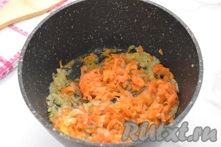 К луку, обжаренному до прозрачности, выкладываем морковку, натёртую на крупной тёрке, перемешиваем, обжариваем минут 5, время от времени помешивая.