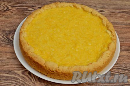 Выпекать песочный пирог с тыквой и творогом в разогретой до 180 градусов духовке в течение 40-45 минут. Начинка в середине должна схватиться и не быть жидкой. Готовый пирог достать из духовки, дать ему 10-15 минут постоять в форме, а затем вынуть его из формы и дать как следует остыть, чтобы творожно-тыквенная начинка стабилизировалась.