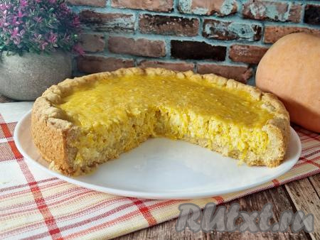 Готовый пирог нарезать на кусочки и подать к столу. В меру рассыпчатая песочная основа этого пирога прекрасно сочетается с нежнейшей начинкой из тыквы и творога. Поверьте, в этой выпечке очень вкусная песочная основа, она съедается до последней крошки!