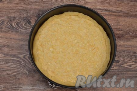 Перелить начинку из тыквы и творога в форму с песочной основой, равномерно распределить. Бортик теста можно немного подогнуть на начинку.