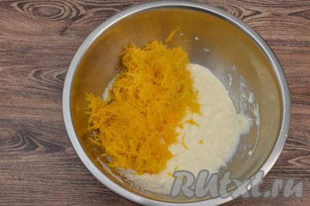 250 грамм тыквы, предварительно очищенной от кожуры и волокон с семечками, натереть на мелкой тёрке, добавить в миску с творожной массой.