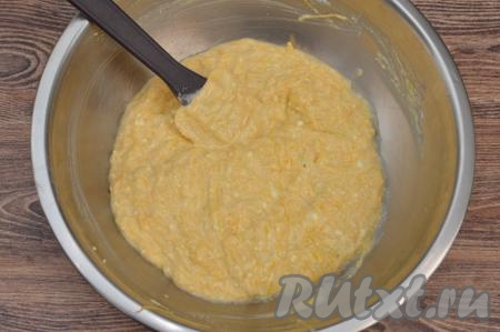 Добавляя понемногу муку и вмешивая её, учитывайте, что итоговая консистенция начинки должна напоминать сметану средней густоты. В зависимости от сочности тыквы и от влажности творога муки может потребоваться чуть больше или чуть меньше, чем указано в ингредиентах, главное - ориентироваться на густоту начинки.