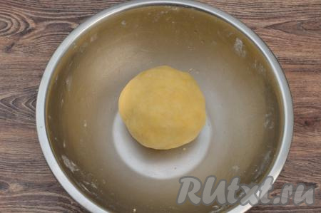 Перемешать массу вначале ложкой, а затем начать замешивать тесто руками, собирая в эластичный, в меру мягкий, не липнущий ком. Если песочное тесто будет плохо собираться в ком или будет слегка крошиться, тогда добавьте 0,5-1 столовую ложку воды и хорошо вмешайте её.