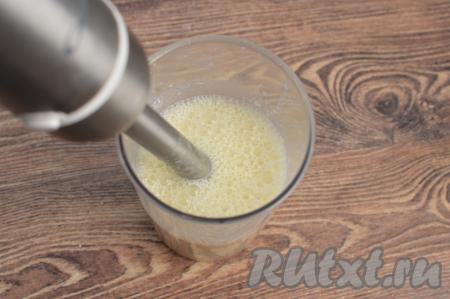 В чашу блендера с яблочным пюре влить кефир, пробить блендером в течение 1-2 минут. Попробовать получившийся смузи на вкус и, если надо, тогда  добавить сахар или мёд по вкусу. Я добавила 1,5 чайных ложки сахара. Ещё раз взбить смузи, чтобы сахар полностью растворился.