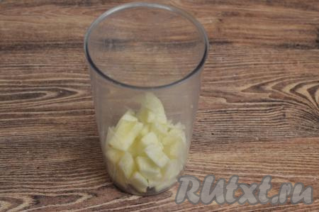 Сложить нарезанные кусочки яблок в чашу погружного блендера.