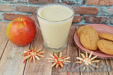 Нежнейший, ароматный смузи, приготовленный из яблока и кефира, разлить по чашкам и сразу же подать к столу. Всего получилось 400 миллилитров напитка. Уверена, бархатистый вкус этого яблочного смузи понравится и деткам, и взрослым!