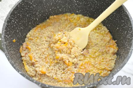 После закипания убавляем огонь до минимума и готовим ячневую кашу со свининой 20 минут (крупа должна стать мягкой), убираем с огня.