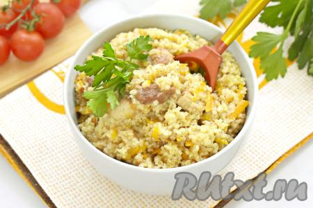 Ячневую кашу со свининой в горячем виде раскладываем по тарелкам и подаём к столу, дополнив, по желанию, свежими или консервированными овощами.