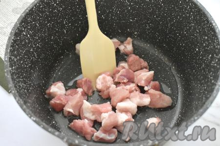 Мякоть свинины моем, обсушиваем, нарезаем на небольшие кусочки. Лук и морковь очищаем. Разогреваем в глубокой сковороде (или в казане) растительное масло. Выкладываем в горячее масло кусочки свинины, обжариваем их на огне выше среднего до появления на мясе лёгкого румянца со всех сторон (на обжаривание обычно требуется 8-9 минут).