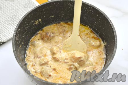 Готовим гуляш из свинины со сливками 6-7 минут (до загустения), убираем с огня.