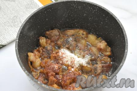 После того как свинина станет мягкой, добавляем к ней муку, соль и специи (в качестве специй я использовала паприку и чёрный молотый перец). Перемешиваем, равномерно распределяя муку по всем кусочкам мяса, обжариваем 1-2 минуты.