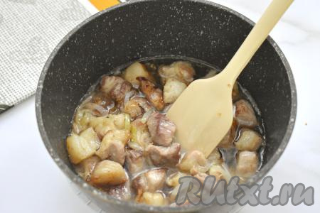 Затем вливаем к свинине 100 миллилитров воды, доводим до кипения, уменьшаем огонь, тушим свинину минут 20-25 (до мягкости мяса). Если в процессе тушения вода выпарится, можно добавить ещё немного воды.