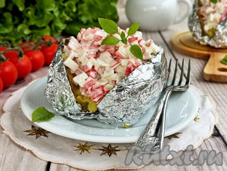 Выложить крабовую начинку поверх картошки и сразу подавать к столу, можно прямо на фольге. Крошка-картошка, приготовленная с крабовыми палочками, получается очень вкусной, аппетитной и сытной.