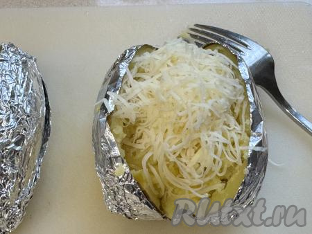 Выложить сыр, натёртый на мелкой тёрке, поверх пюре.