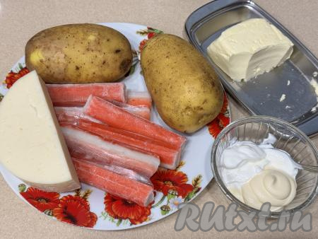 Подготовить продукты для приготовления крошки-картошки с крабовыми палочками. Крабовые палочки разморозить при комнатной температуре. Картошку нужно брать одинакового размера. Хорошо вымыть картофель щёткой, так как мы будем его запекать целиком со шкуркой.
