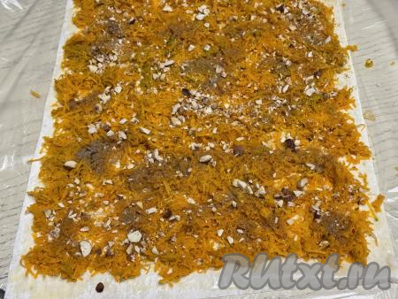 Равномерно распределить орехи поверх тыквы. Равномерно посыпать всю тыкву сахаром и корицей. 