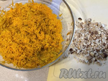 400 грамм тыквы, заранее очищенной от кожуры и волокон с семечками, натереть на мелкой тёрке в глубокую миску. Орехи, если будете использовать, нужно измельчить ножом в крошку. 
