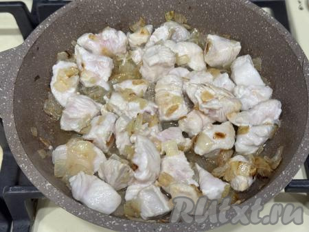 Обжарить курицу с луком в течение 7 минут (до изменения цвета мяса со всех сторон), периодически перемешивая. 