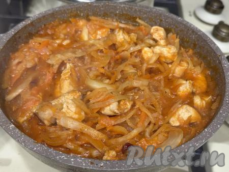 Тщательно перемешать капусту с курицей и томатной пастой. Закрыть сковороду крышкой, тушить блюдо на небольшом огне до мягкости капусты (ориентировочно минут 25), периодически перемешивая. Если квашеная капуста будет суховата, в процессе тушения можно добавить примерно 50 миллилитров воды. В процессе тушения попробовать блюдо на вкус, если капуста излишне кисловата, можно добавить маленькую щепотку сахара. Если необходимо, можно досолить.