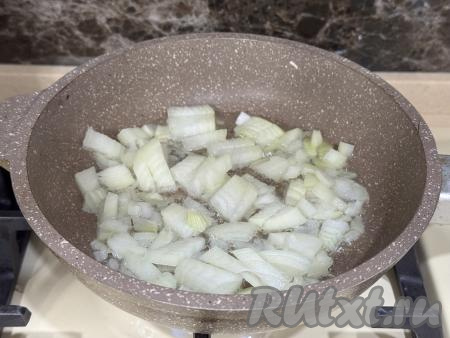 Прогреть растительное масло в сковороде, выложить мелко нарезанный лук. 