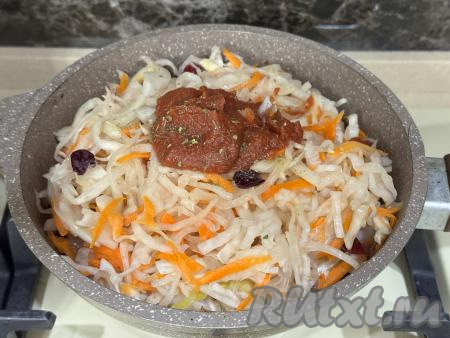 Добавить томатную пасту и специи по вкусу. 