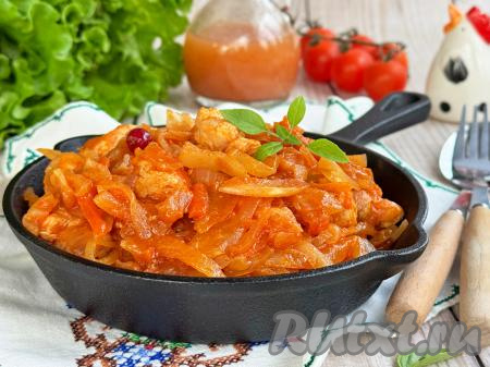 Аппетитную, сочную тушёную квашеную капусту с нежными кусочками мяса курицы разложить по тарелкам и в горячем виде подать к столу. 