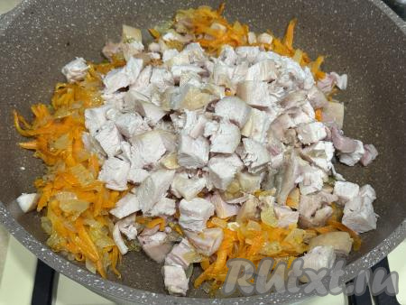 Обжарить морковь с луком вместе в течение 5-7 минут (до мягкости морковки). К обжаренным овощам добавить мясо копчёной курицы, нарезанное на средние кубики.