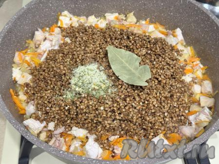 Затем выложить подготовленную гречку в сковороду, добавить лавровый лист, соль и специи по вкусу.