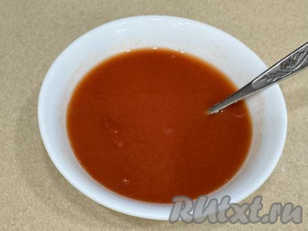 В глубокую тарелку выложить томатную пасту, влить 100 миллилитров воды, перемешать получившийся томатный соус.