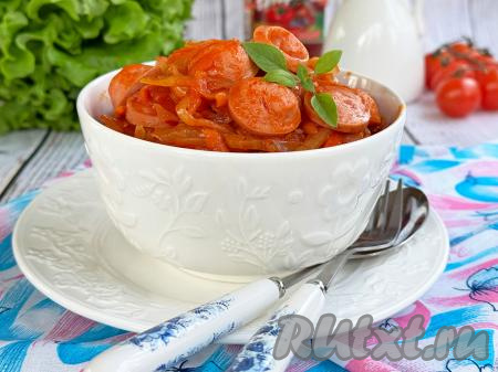 Аппетитную, сочную квашеную капусту, тушёную с сосисками, разложить со сковороды по тарелкам и подать в горячем виде к столу. 