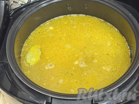 Влить в чашу воду до отметки 3 литра, перемешать. 