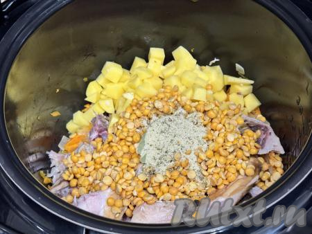 Всыпать соль и специи (я использовала соль, смешанную со специями). 