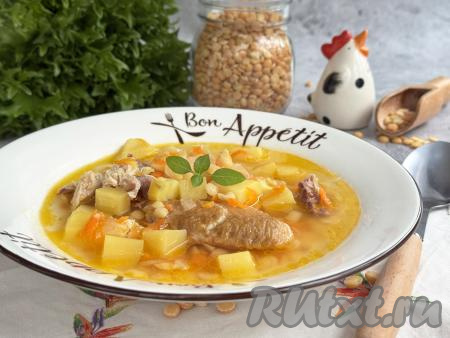 Ароматный, аппетитный, очень вкусный и насыщенный гороховый суп, сваренный с копчёной курицей, разлить из чаши мультиварки по тарелкам и в горячем виде подать к столу.